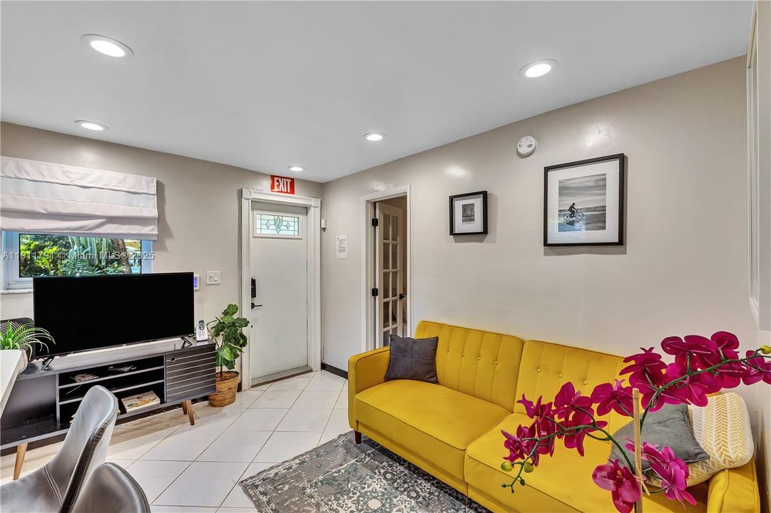 待售: $549,000 (0 贝兹, 0 浴室, 1021 平方英尺)