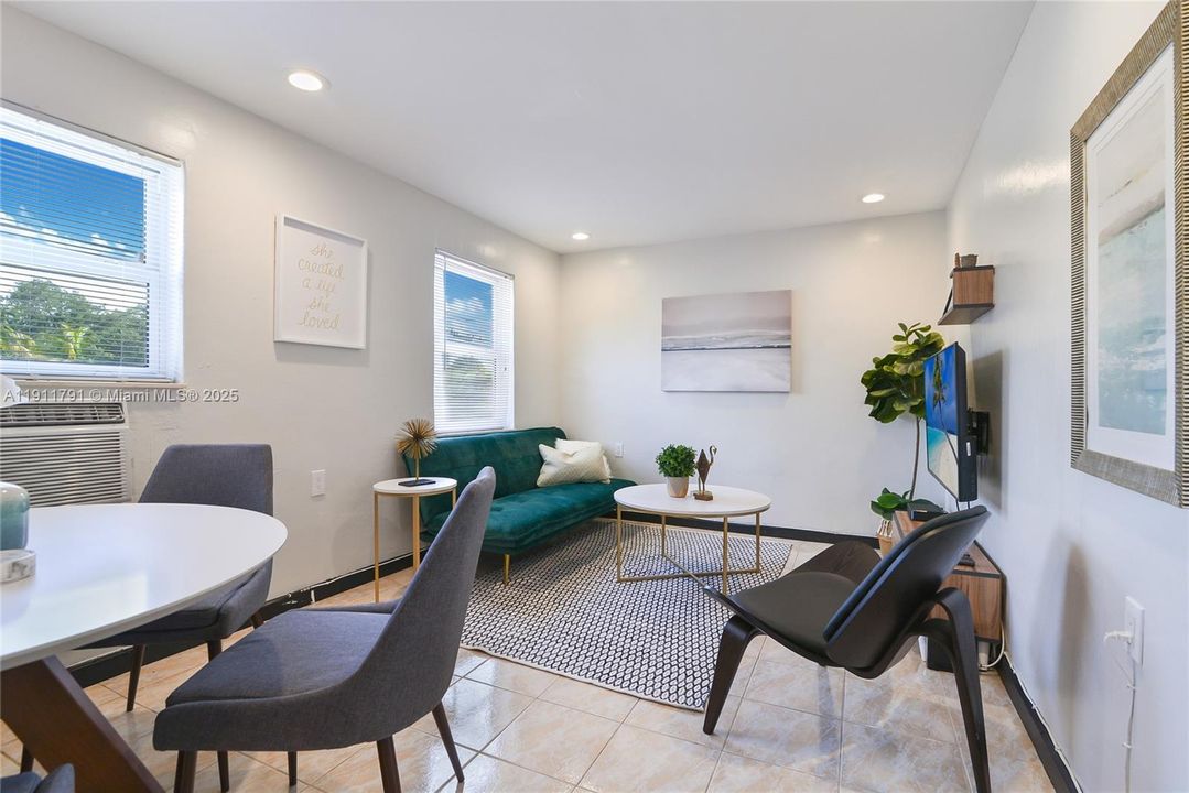 待售: $549,000 (0 贝兹, 0 浴室, 1021 平方英尺)