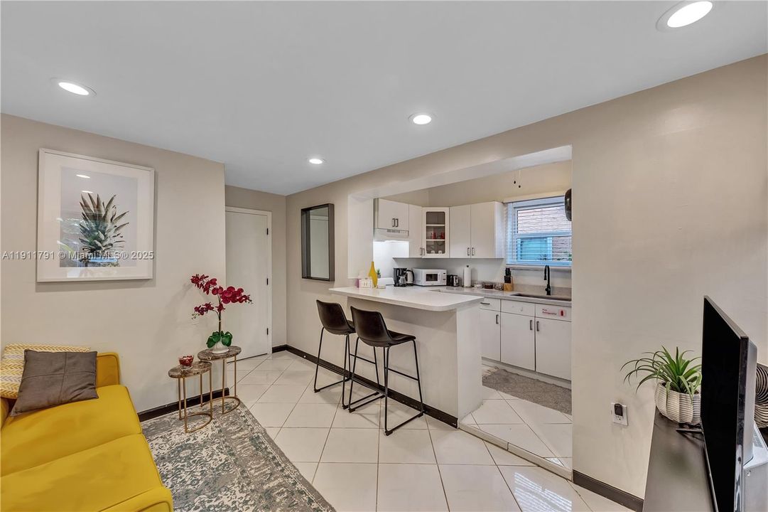 待售: $549,000 (0 贝兹, 0 浴室, 1021 平方英尺)