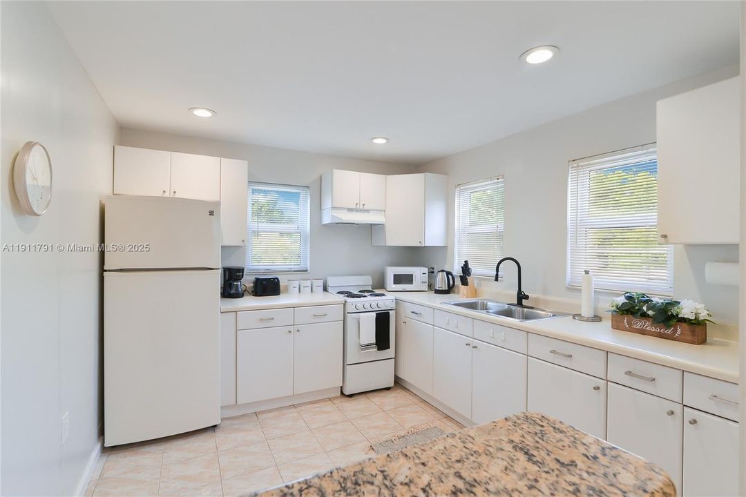 待售: $549,000 (0 贝兹, 0 浴室, 1021 平方英尺)