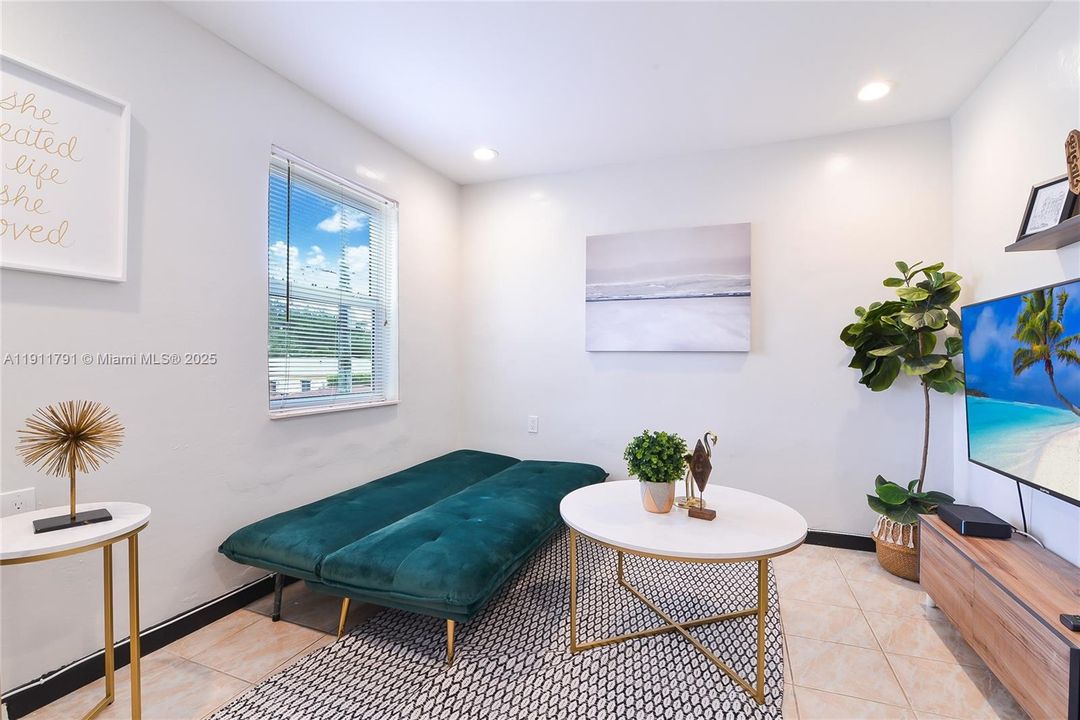 待售: $549,000 (0 贝兹, 0 浴室, 1021 平方英尺)