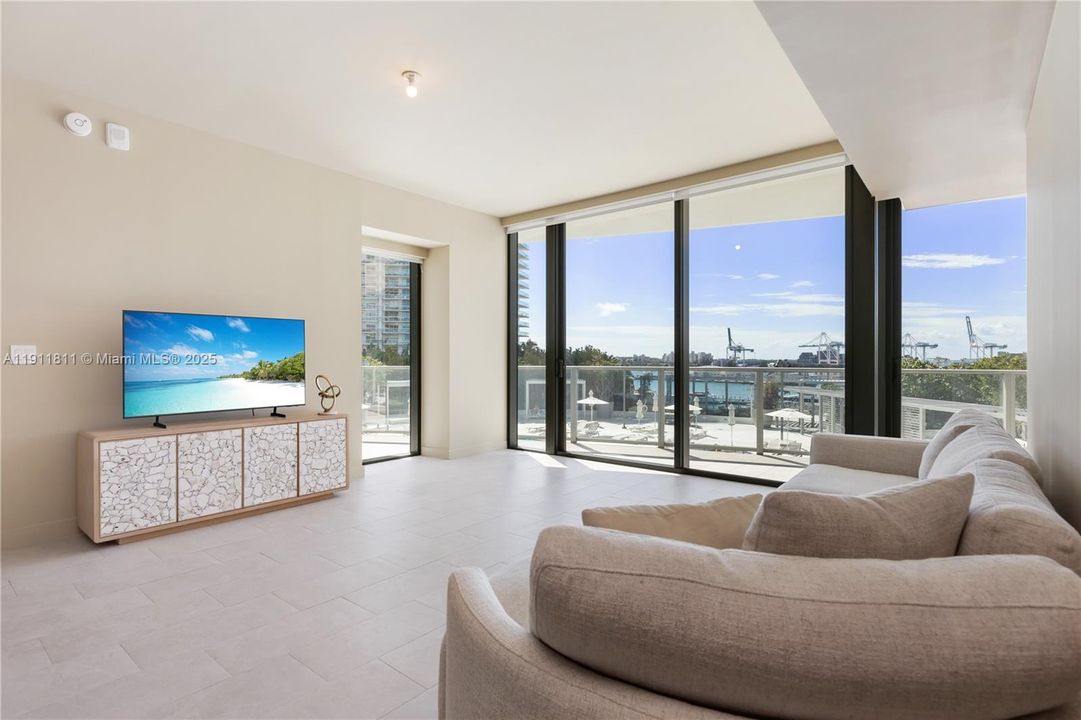 На продажу: $2,300,000 (1 спален, 1 ванн, 1110 Квадратных фут)