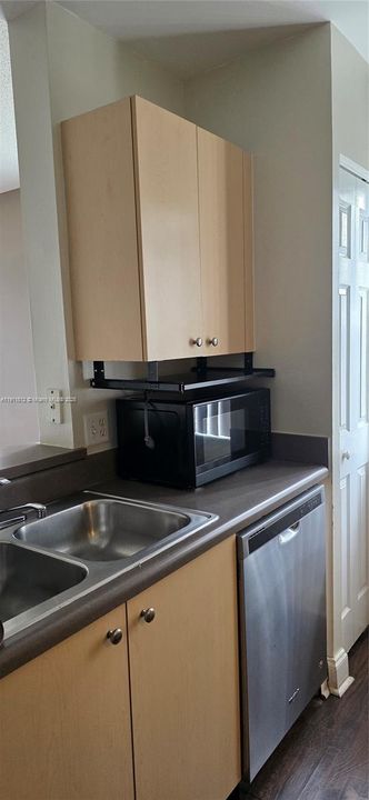 Active With Contract: $2,100 (1 beds, 1 baths, 0 Square Feet)