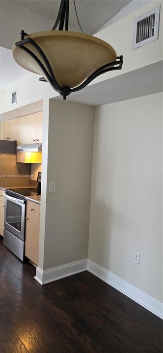 Active With Contract: $2,100 (1 beds, 1 baths, 0 Square Feet)
