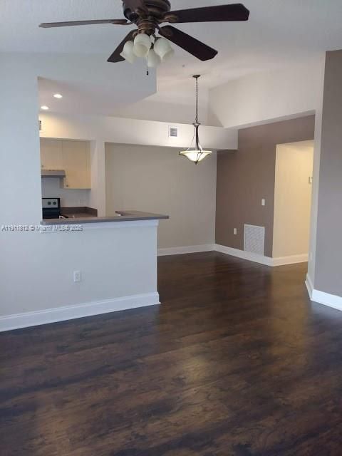 Active With Contract: $2,100 (1 beds, 1 baths, 0 Square Feet)