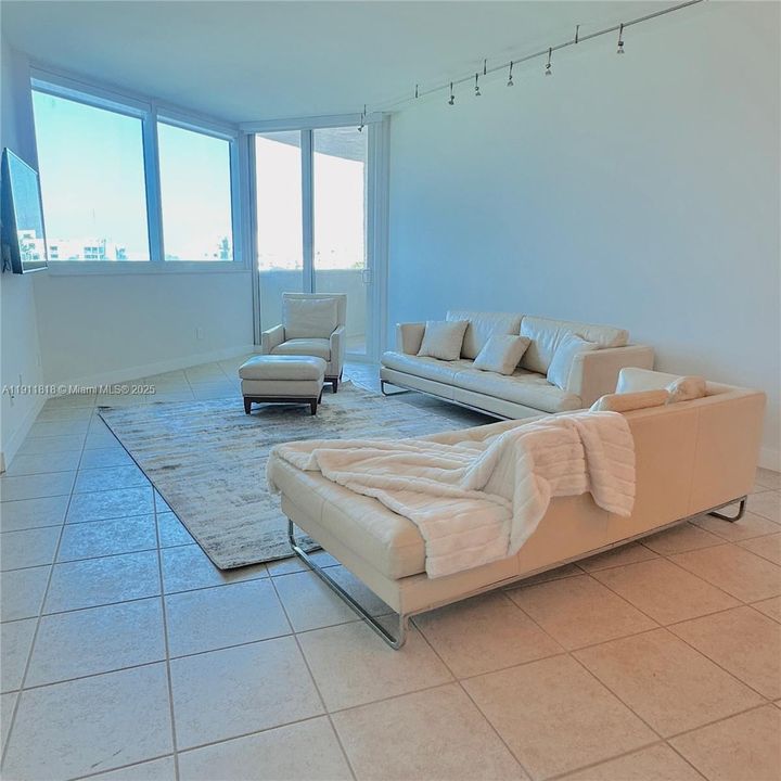 For Rent: $7,900 (1 beds, 1 baths, 1160 Square Feet)