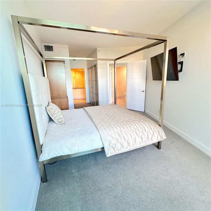 For Rent: $7,900 (1 beds, 1 baths, 1160 Square Feet)