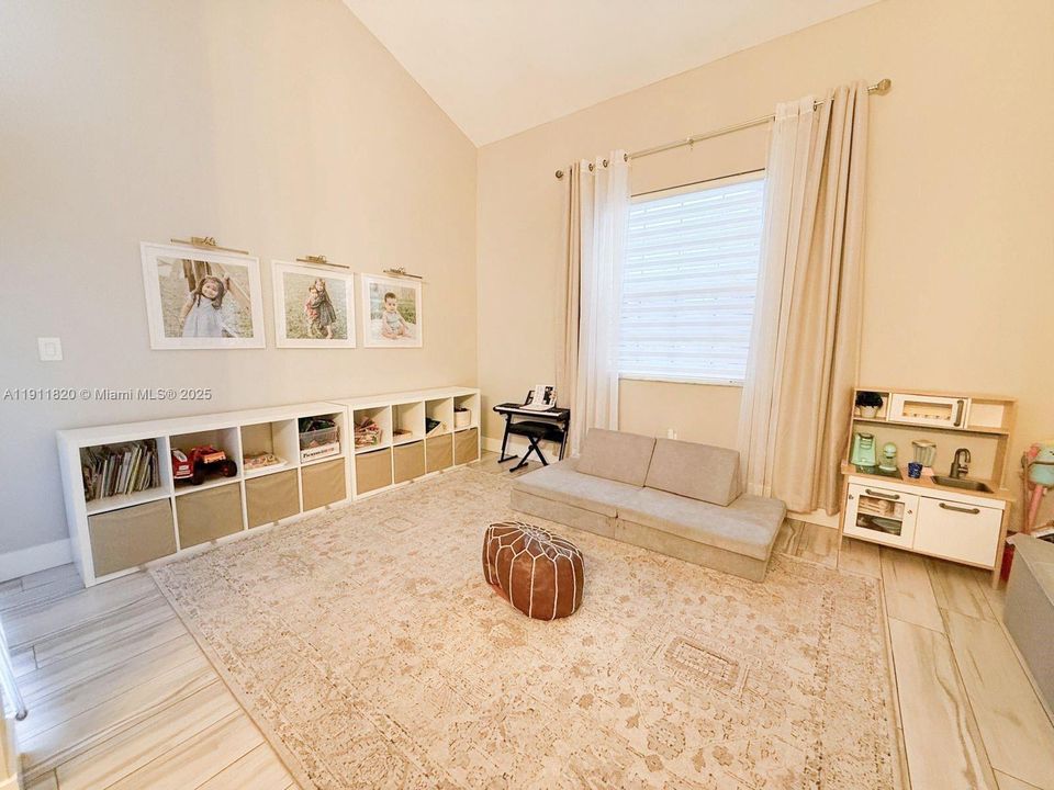 Active With Contract: $3,650 (3 beds, 2 baths, 1529 Square Feet)