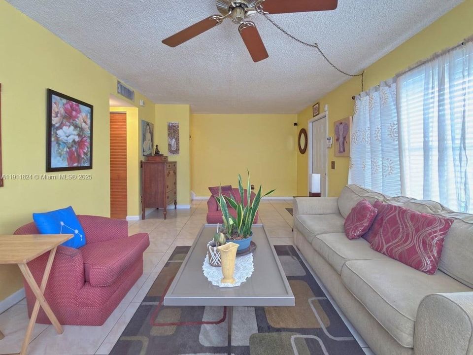 En Venta: $347,999 (3 camas, 2 baños, 1680 Pies cuadrados)