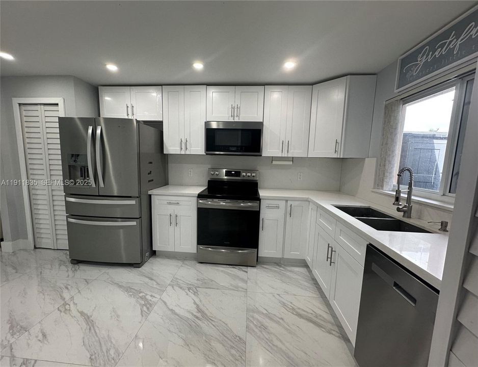 For Sale: $835,000 (5 beds, 4 baths, 2262 Square Feet)