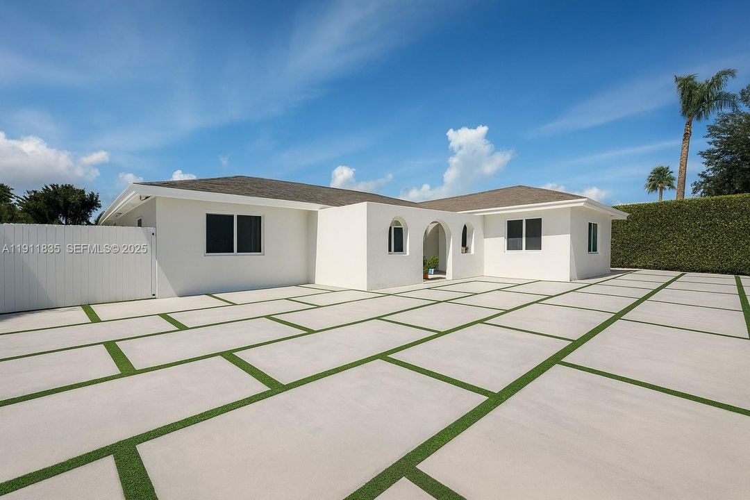 For Sale: $835,000 (5 beds, 4 baths, 2262 Square Feet)