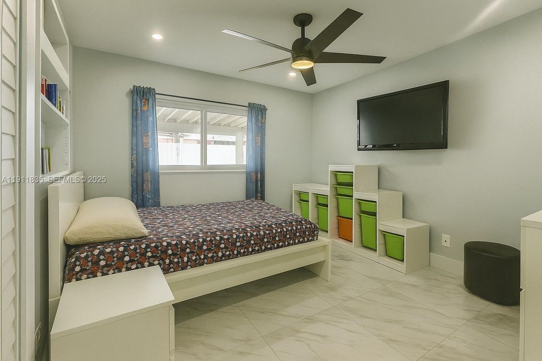 For Sale: $835,000 (5 beds, 4 baths, 2262 Square Feet)