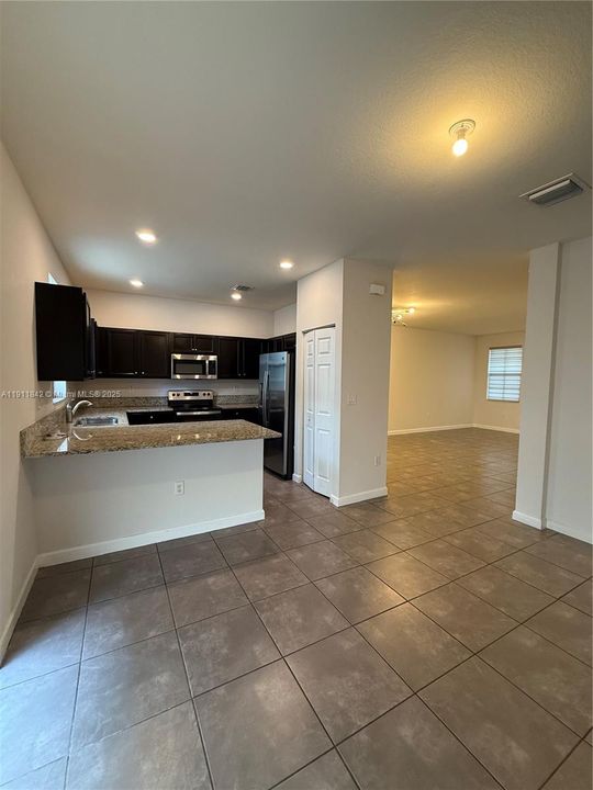 Active With Contract: $3,250 (3 beds, 2 baths, 1621 Square Feet)