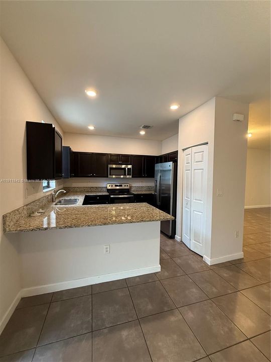 Active With Contract: $3,250 (3 beds, 2 baths, 1621 Square Feet)