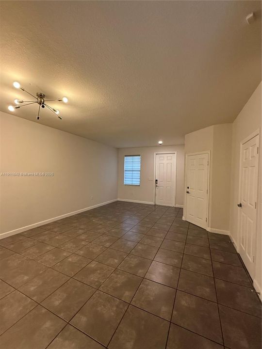 Active With Contract: $3,250 (3 beds, 2 baths, 1621 Square Feet)