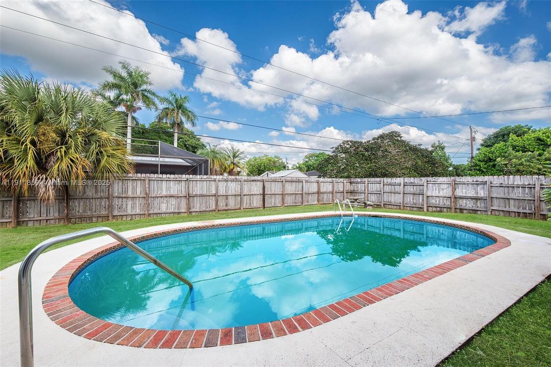 Active With Contract: $675,000 (5 beds, 3 baths, 2116 Square Feet)