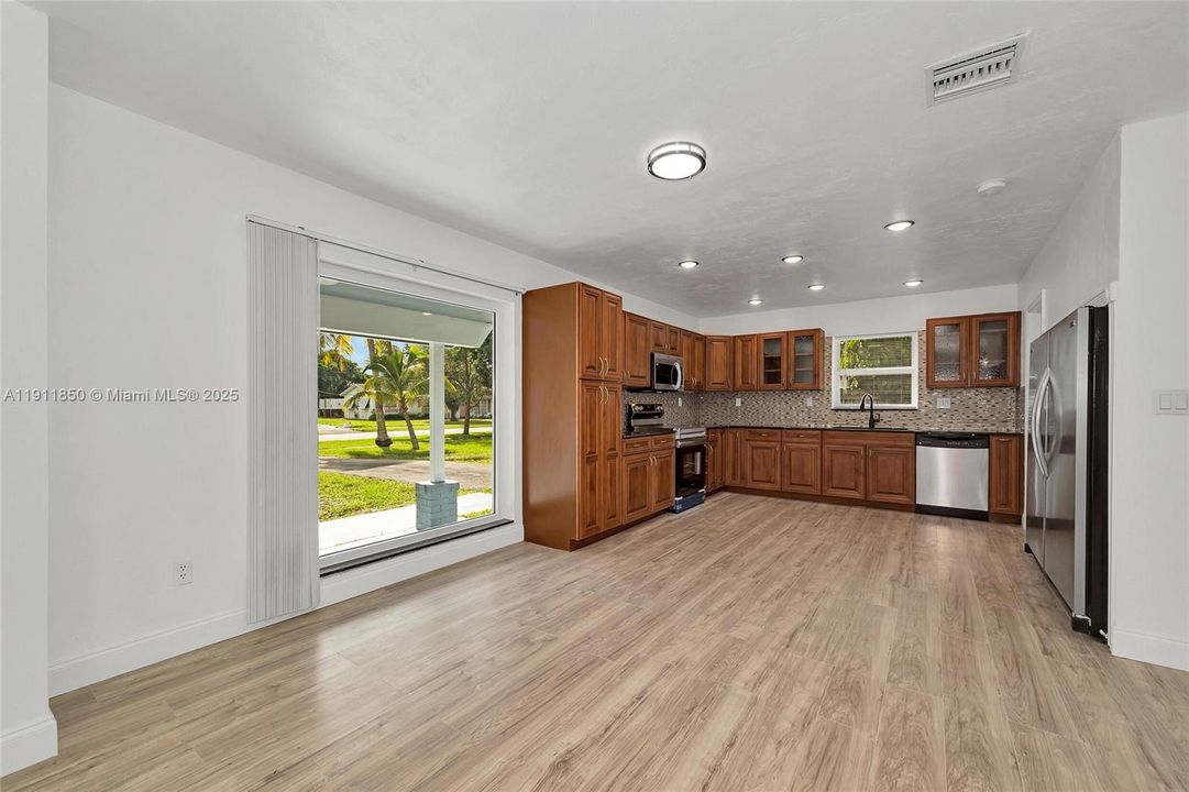 Active With Contract: $675,000 (5 beds, 3 baths, 2116 Square Feet)