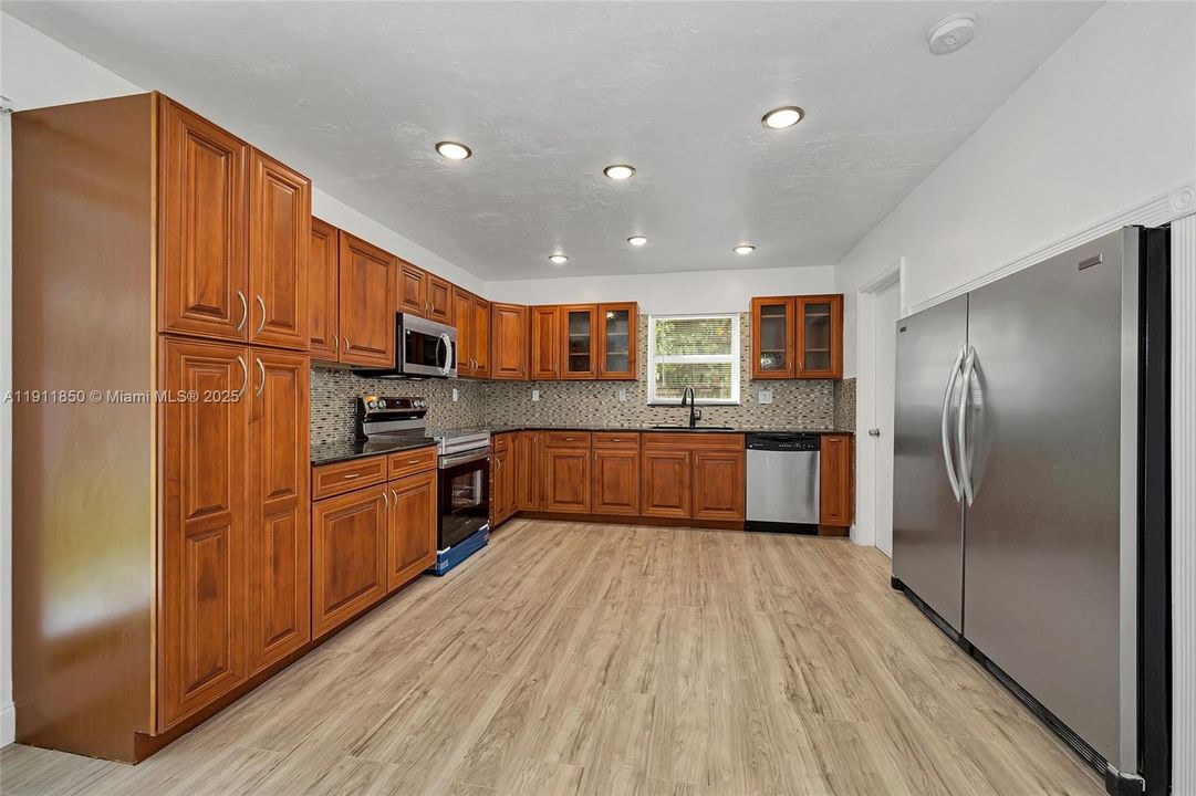 Active With Contract: $675,000 (5 beds, 3 baths, 2116 Square Feet)