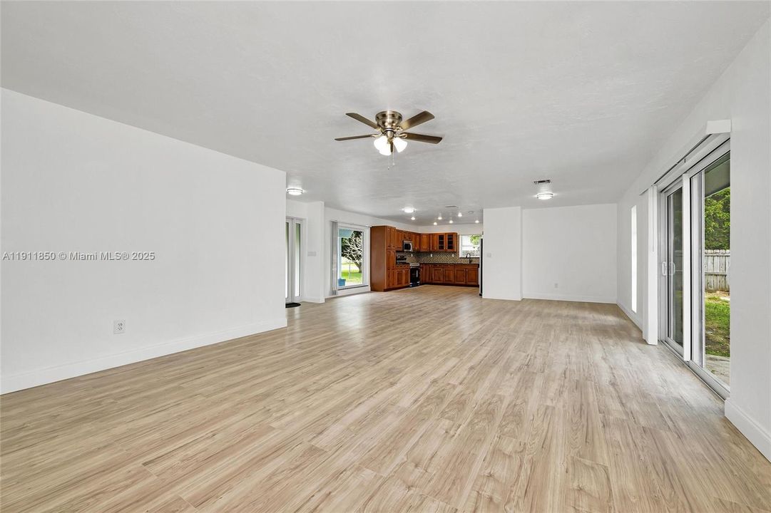 Active With Contract: $675,000 (5 beds, 3 baths, 2116 Square Feet)