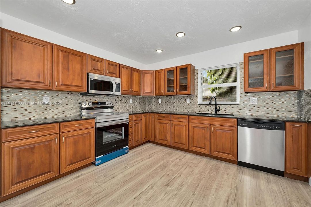 Active With Contract: $675,000 (5 beds, 3 baths, 2116 Square Feet)