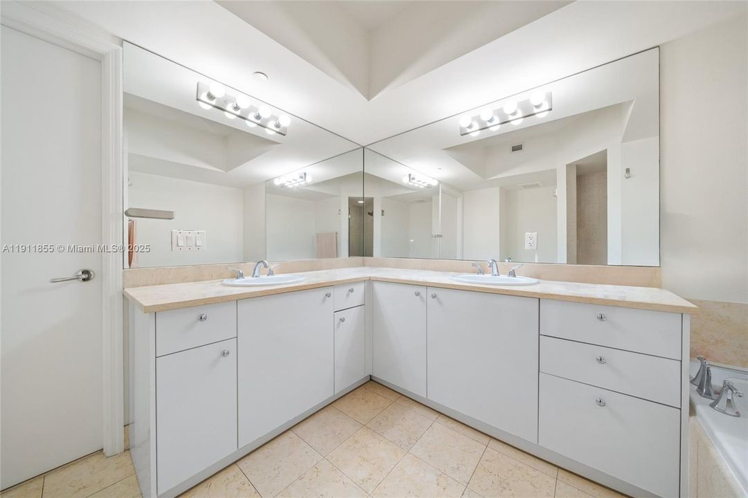 For Sale: $545,000 (2 beds, 2 baths, 1320 Square Feet)