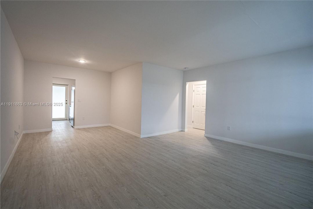 Active With Contract: $2,050 (1 beds, 1 baths, 800 Square Feet)