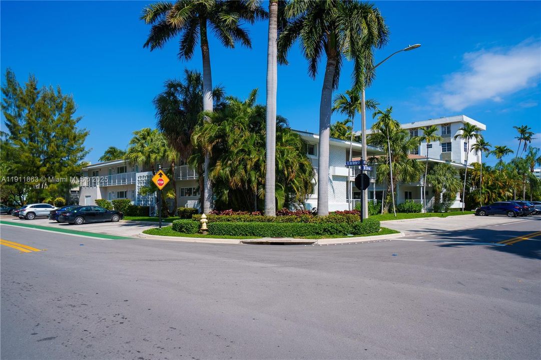 Active With Contract: $2,050 (1 beds, 1 baths, 800 Square Feet)