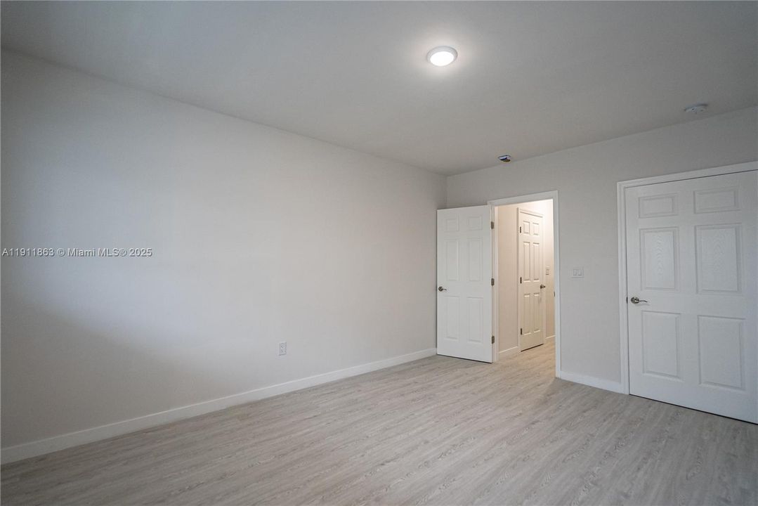 Active With Contract: $2,050 (1 beds, 1 baths, 800 Square Feet)
