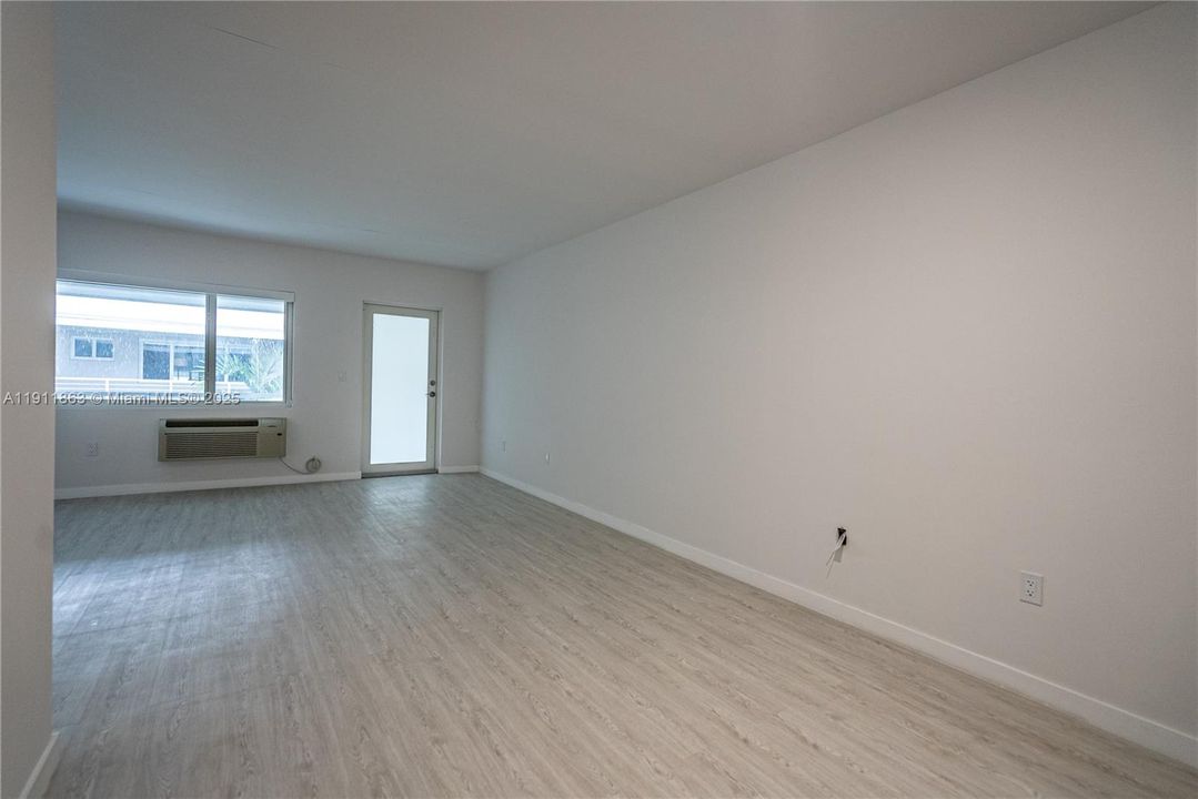 Active With Contract: $2,050 (1 beds, 1 baths, 800 Square Feet)
