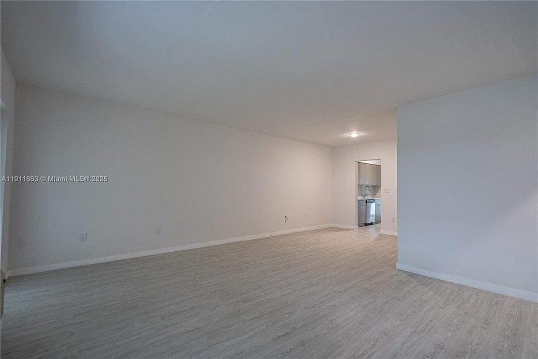 Active With Contract: $2,050 (1 beds, 1 baths, 800 Square Feet)