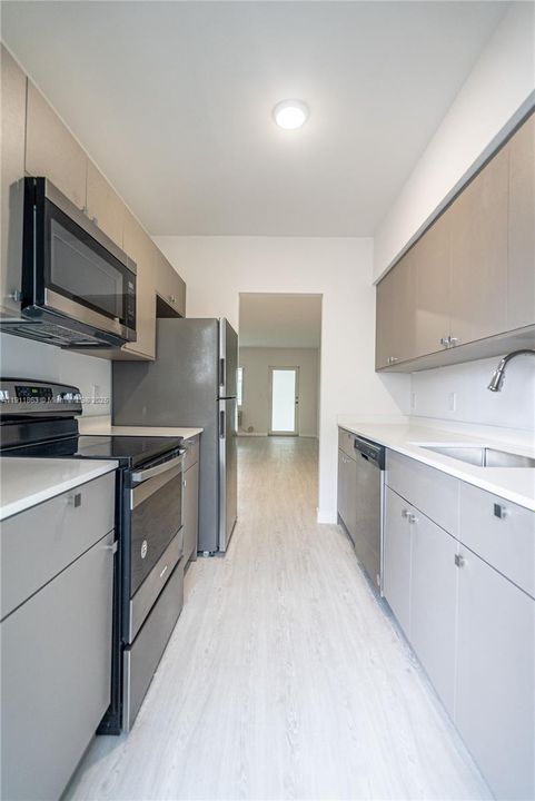 Active With Contract: $2,050 (1 beds, 1 baths, 800 Square Feet)
