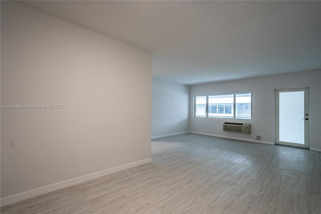 Active With Contract: $2,050 (1 beds, 1 baths, 800 Square Feet)