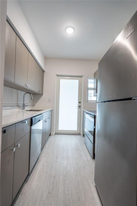 Active With Contract: $2,050 (1 beds, 1 baths, 800 Square Feet)
