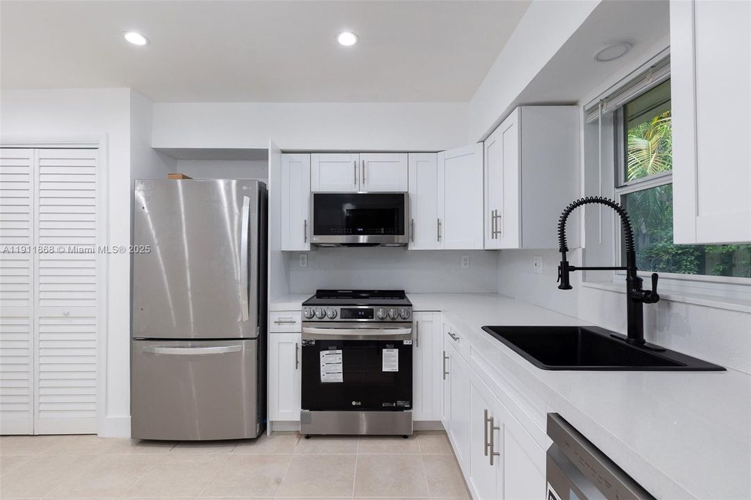 Active With Contract: $2,300 (2 beds, 1 baths, 957 Square Feet)