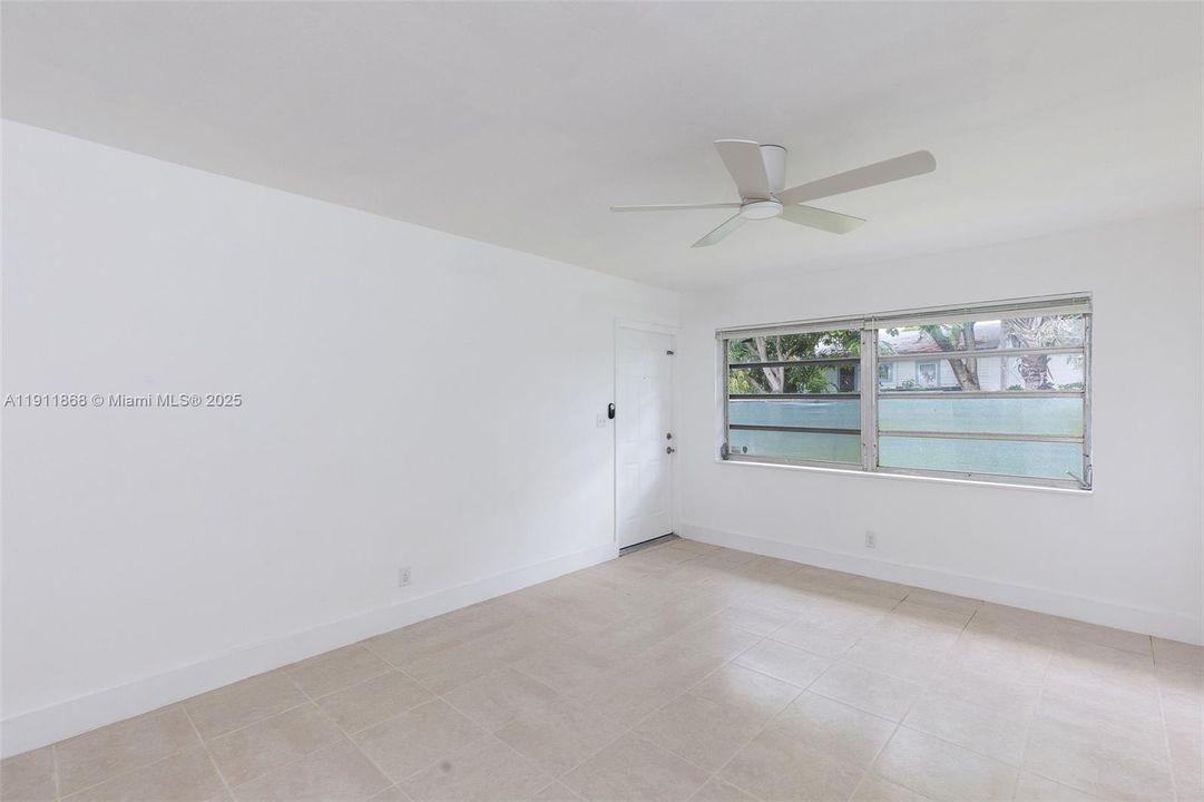 Active With Contract: $2,300 (2 beds, 1 baths, 957 Square Feet)