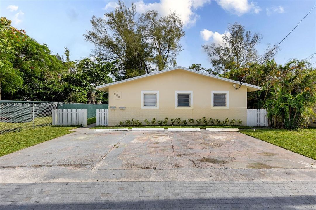 Active With Contract: $2,300 (2 beds, 1 baths, 957 Square Feet)