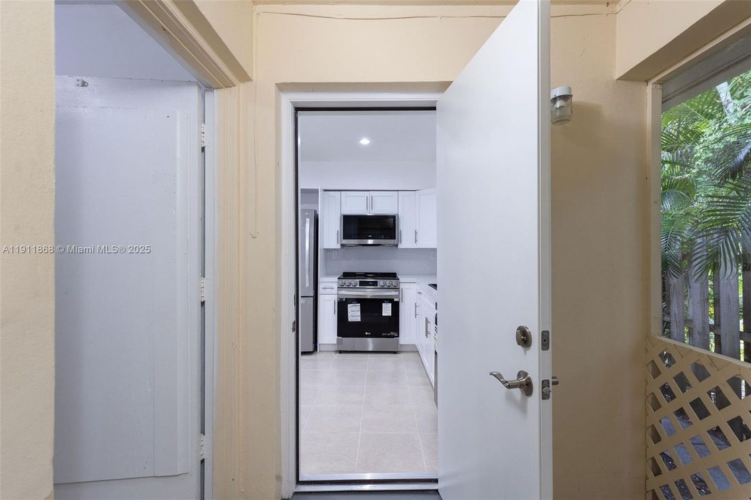 Active With Contract: $2,300 (2 beds, 1 baths, 957 Square Feet)