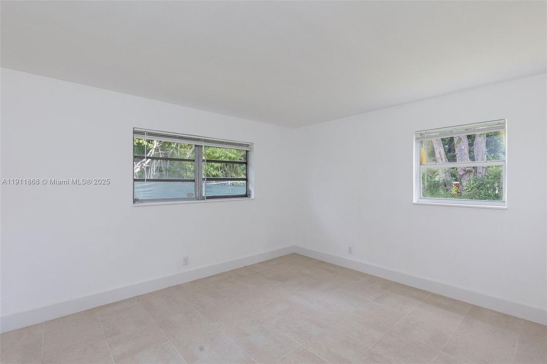 Active With Contract: $2,300 (2 beds, 1 baths, 957 Square Feet)
