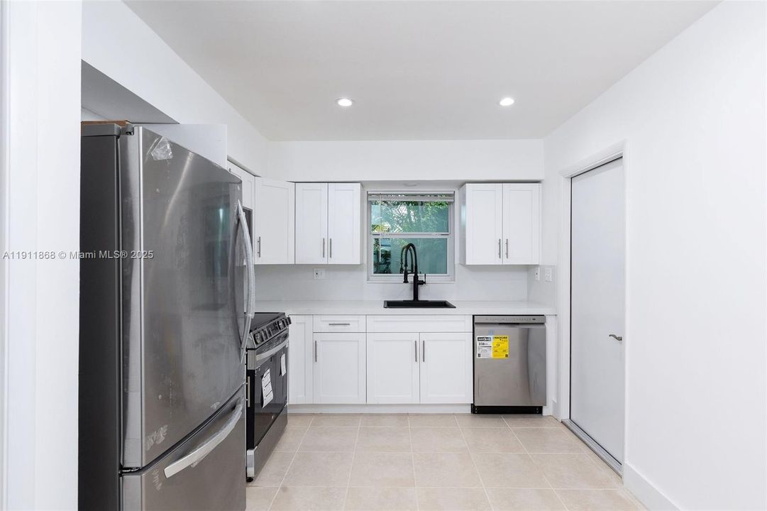 Active With Contract: $2,300 (2 beds, 1 baths, 957 Square Feet)