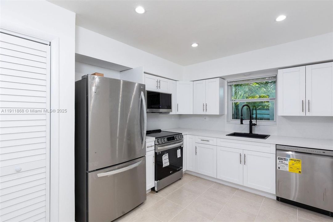 Active With Contract: $2,300 (2 beds, 1 baths, 957 Square Feet)
