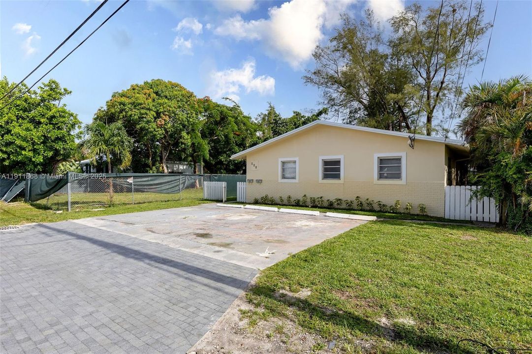 Active With Contract: $2,300 (2 beds, 1 baths, 957 Square Feet)