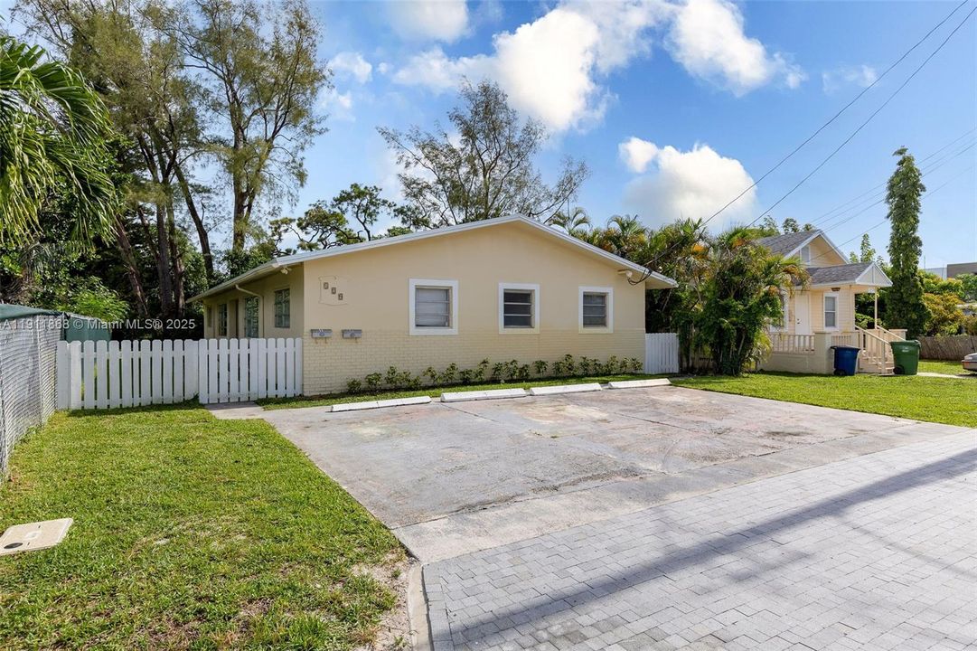 Active With Contract: $2,300 (2 beds, 1 baths, 957 Square Feet)