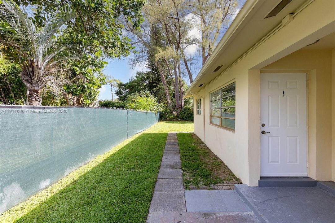 Active With Contract: $2,300 (2 beds, 1 baths, 957 Square Feet)