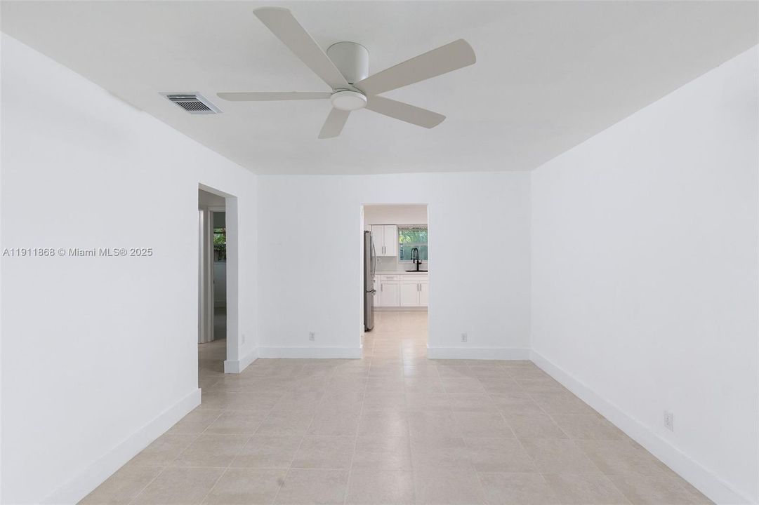 Active With Contract: $2,300 (2 beds, 1 baths, 957 Square Feet)