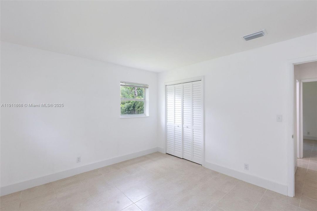 Active With Contract: $2,300 (2 beds, 1 baths, 957 Square Feet)