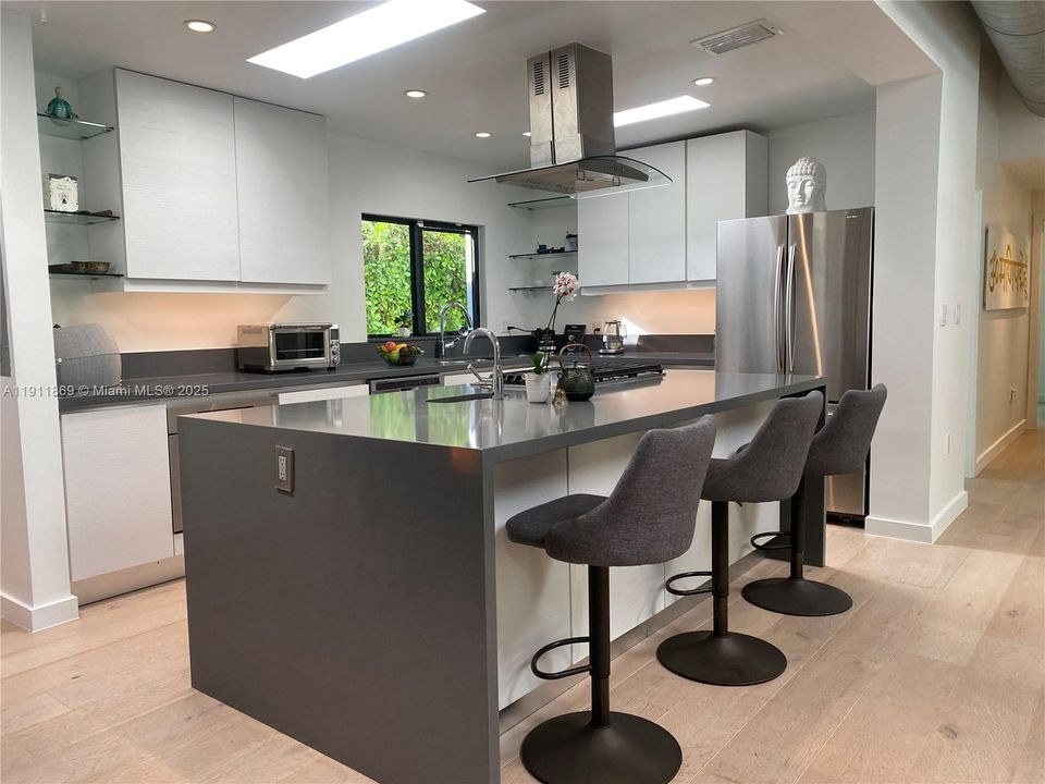 En Venta: $1,995,000 (3 camas, 3 baños, 1950 Pies cuadrados)