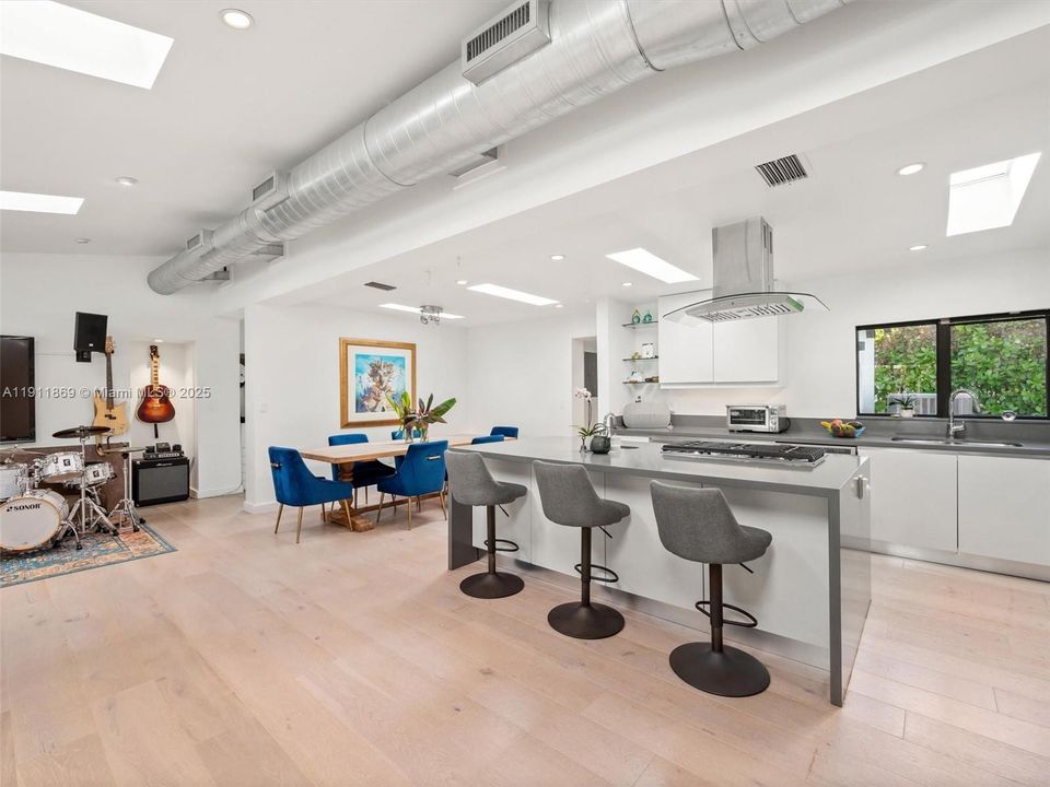 En Venta: $1,995,000 (3 camas, 3 baños, 1950 Pies cuadrados)