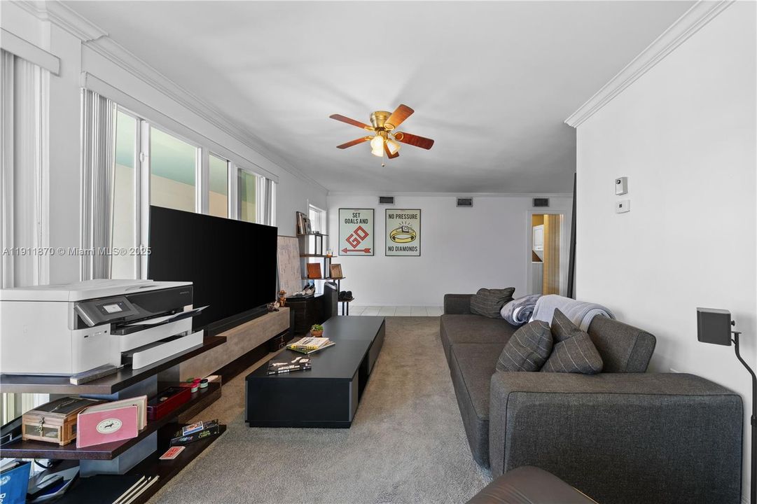 For Sale: $248,000 (1 beds, 1 baths, 760 Square Feet)