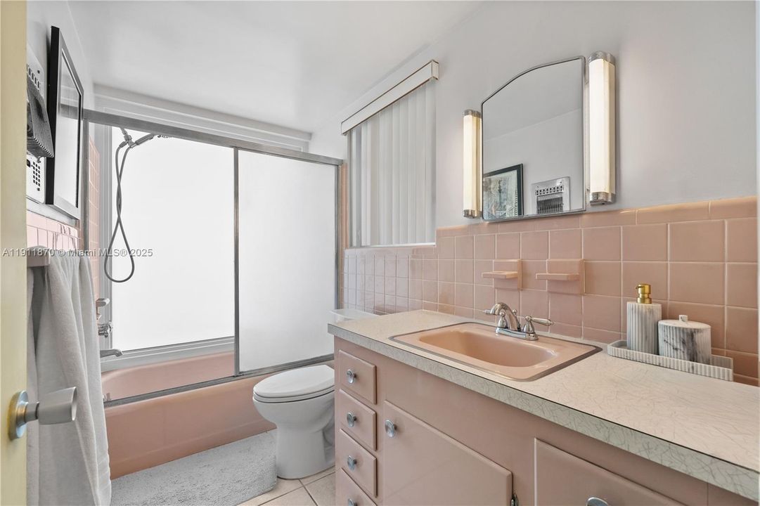 For Sale: $248,000 (1 beds, 1 baths, 760 Square Feet)