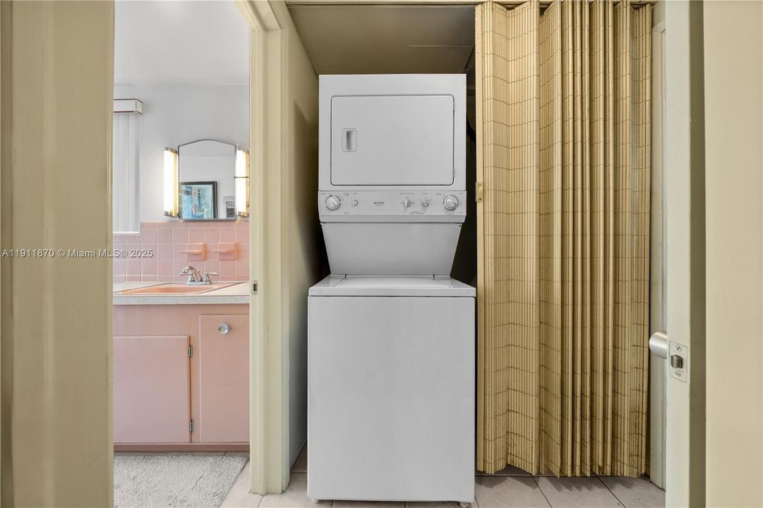 For Sale: $248,000 (1 beds, 1 baths, 760 Square Feet)